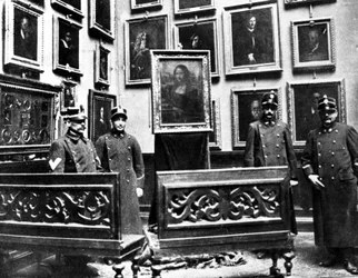 A Mona Lisa com guardas no museu dos Uffizi em Florença, a pintura acabada de encontrar após o seu furto do museu do Louvre pelo pintor italiano Vincenzo Peruggia em 21 de agosto de 1911